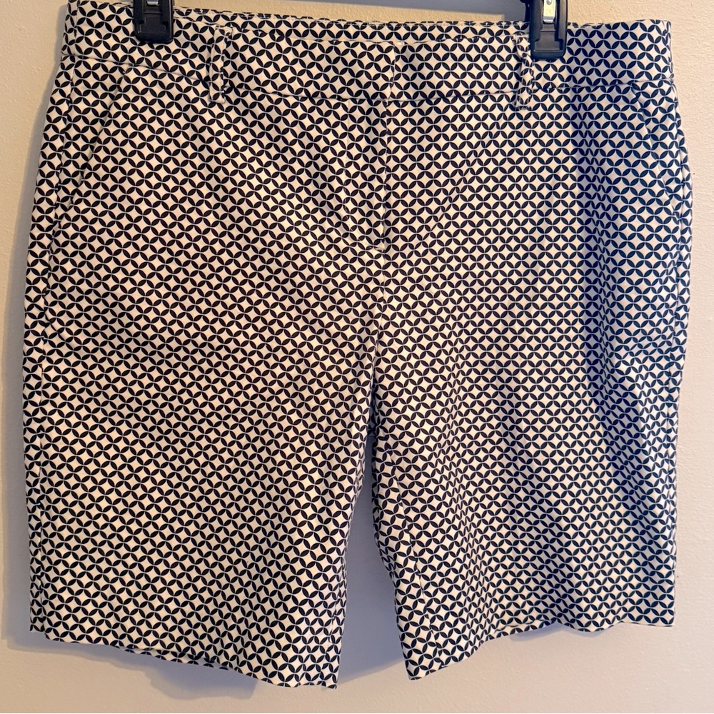 Daliah | Bermuda Black and White Patterned Shorts | Size 10